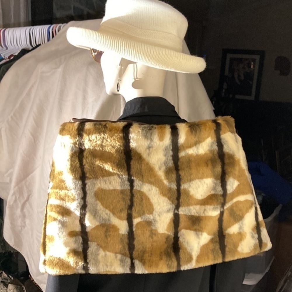 Grada Charlotte Woman’s Brown Striped Faux Fur Fringed Wray/Shaw - Picture 2 of 6